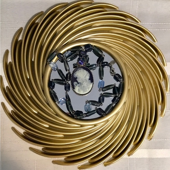 HOST PICK- VINTAGE WORTHINGTON LONG BEAD CAMEO NECKLACE. - Picture 5 of 8